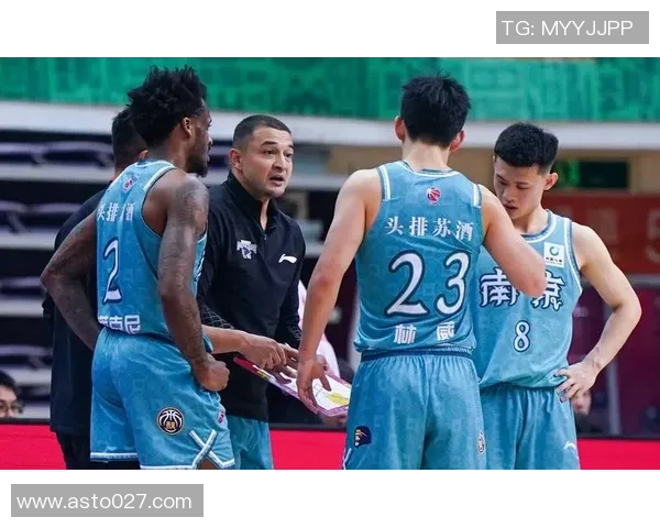 南京篮球队团队协作引发热议球迷对战术配合和球员默契提出不同看法